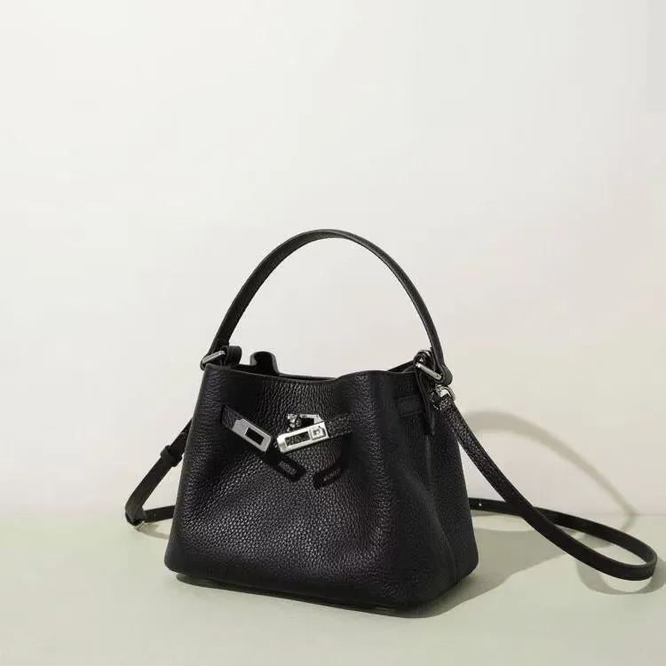 四季经典新款高级车缝线通勤小众斜挎包休闲风女士韩式水桶包时尚