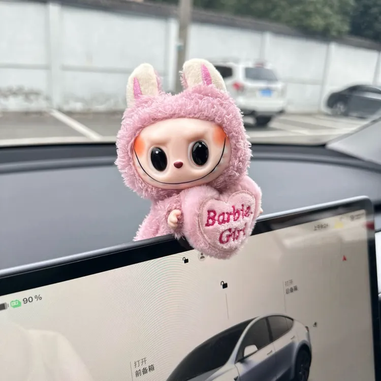 【现货】拉布布搪胶娃娃可爱labubu车载内饰汽车中控显示屏装饰车挂