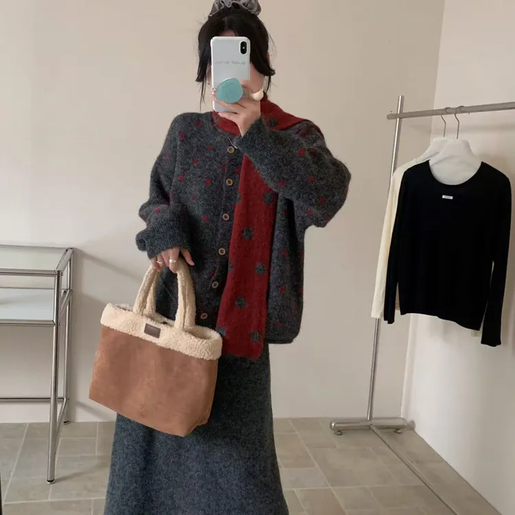 9122 一整套女秋冬圈圈开衫围脖款+半身裙两件套