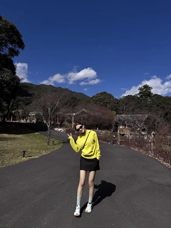 黄色简约高级感连帽卫衣女2025春季新款洋气减龄上衣百搭半裙套装