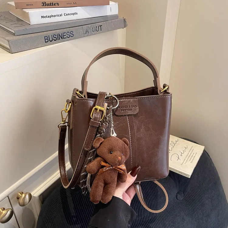 高级质感油皮复古小包包女2025新款时尚百搭斜挎包超火手提水桶包