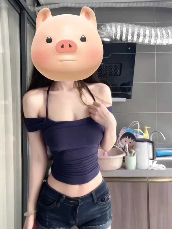 性感辣妹挂脖露肩短袖T恤女2025新款夏季紧身纯欲短款一字肩上衣
