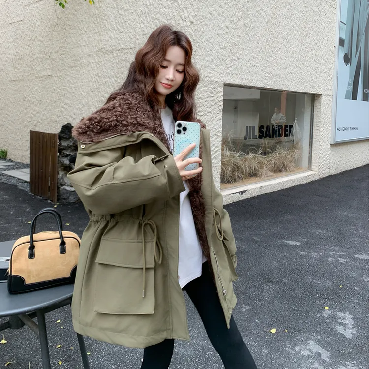 军绿色羊 羔毛领收腰羽绒服女冬季2025新款设计保暖90白鸭绒外套