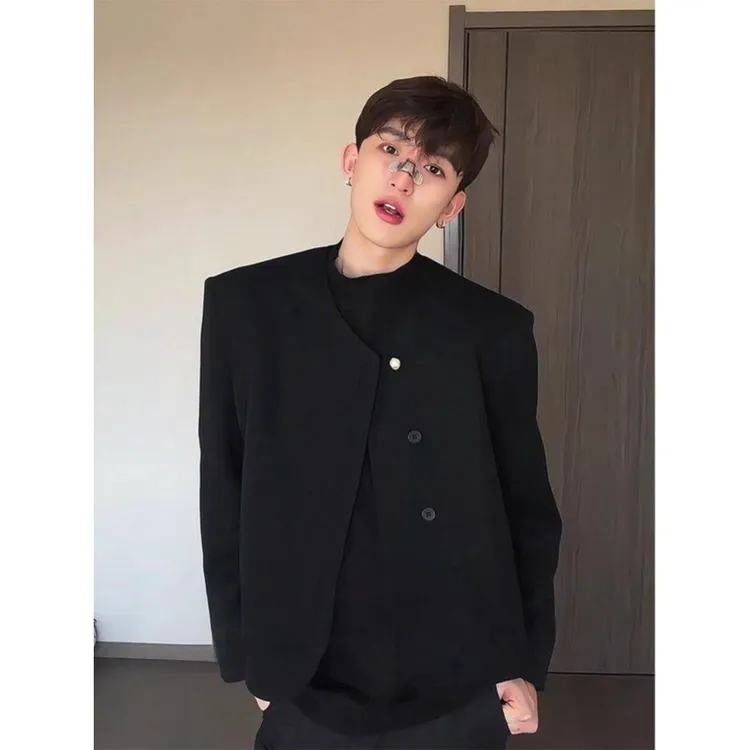 男模穿搭垫肩小香风外套黑色短款高级感痞帅中式西装春秋正肩夹克