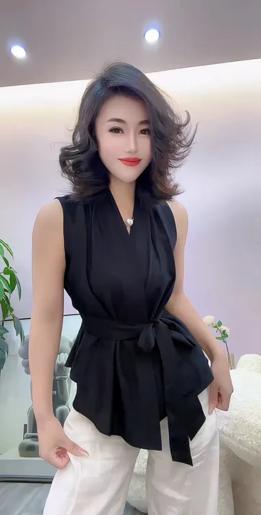 法式气质设计感V领绑带无袖衬衫女2025夏季新款时髦显瘦收腰上衣