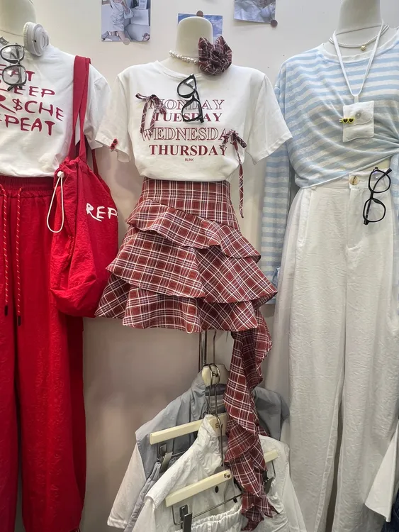 十三行2025夏装新款蝴蝶结字母印花短袖T恤女不规则格子短裙套装