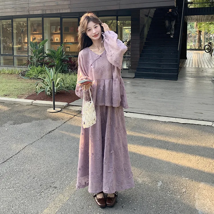 今年流行温柔风套装裙女2025春秋季复古文艺肌理感立体花朵两件套