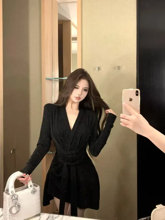 2025秋冬新款法式气质时尚高级感细闪绑带V领长袖不规则连衣裙女