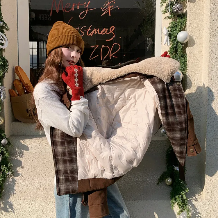 美拉德加厚毛绒翻领羽绒服女2025冬新款甜酷时尚网红格纹拼接夹克