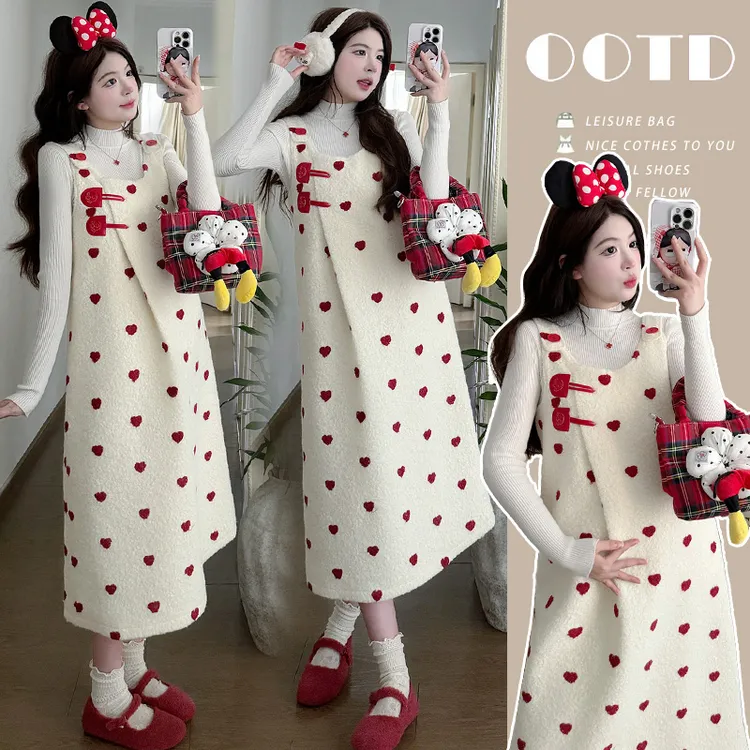 2025孕妇装秋冬新款爱心波点羊羔毛保暖厚实减龄背带连衣裙显瘦