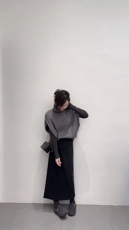 2025秋冬新款老钱风灰色高领针织马甲背心叠穿打底衫半身裙三件套