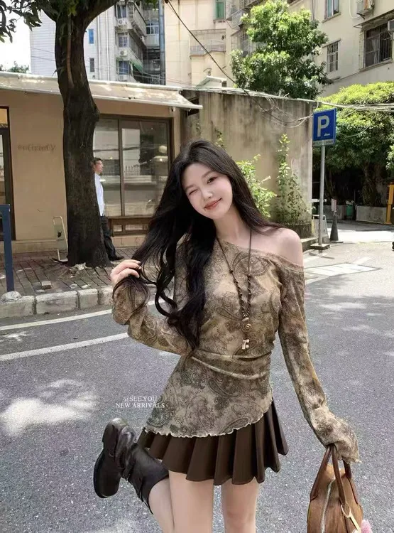 【双十一补贴】秋款显瘦显白穿搭网感腰果花喇叭袖遮肚时尚复古小衫