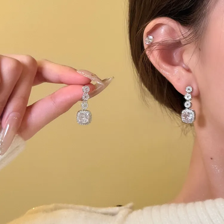合金锆石耳饰 许我耀眼赵露思许妍同款爆闪方糖耳环女高级感耳环