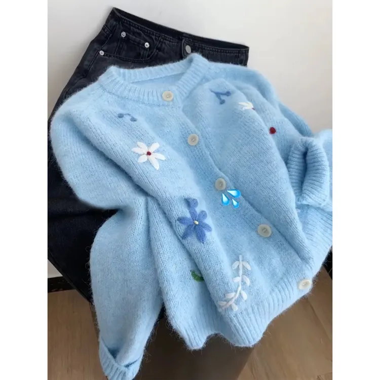 韩版花朵刺绣蓝色长袖毛衣女装2025秋冬新款慵懒风别致显瘦针织衫
