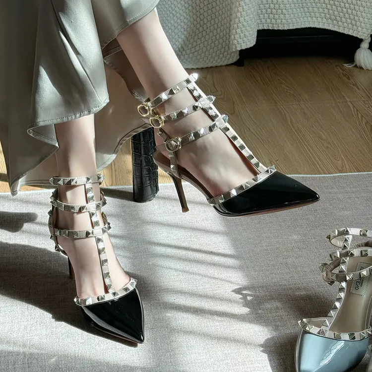 羊皮版~~三条带铆钉高跟鞋女细跟气质裸色尖头柳丁一字带包头凉鞋