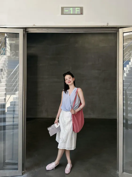 2025夏季新款美式复古无袖背心女设计感修身显瘦上衣百搭半身裙子