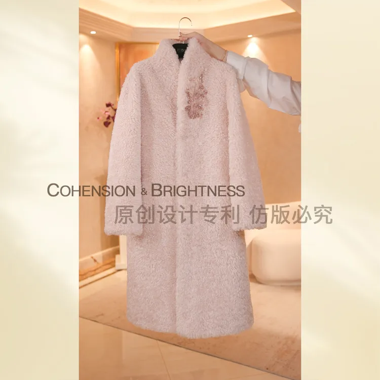 凝慧【雪绒少女】进口羊羔毛轻奢钉珠花中长款百搭毛绒外套YA091