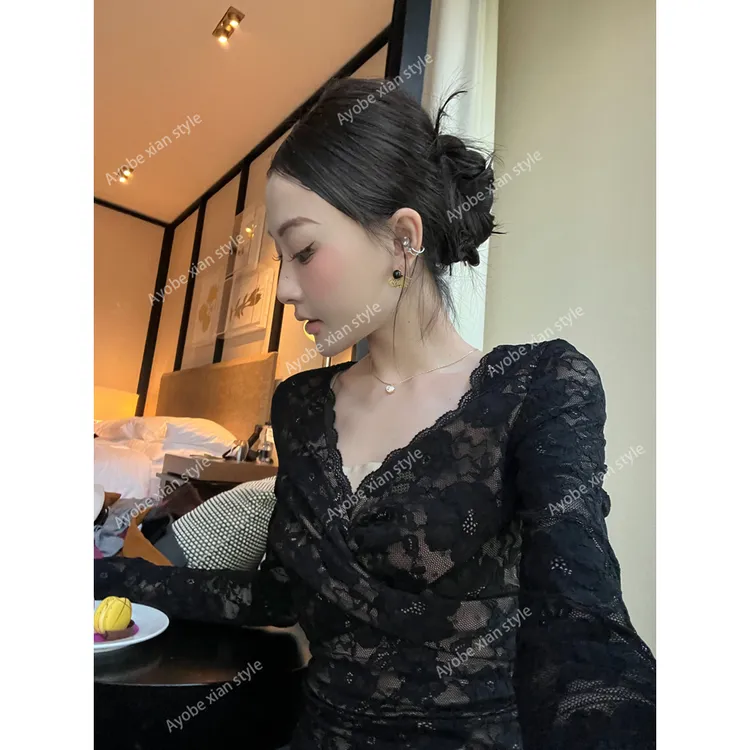 【AYOBE】小贤  纯欲风V领性感显瘦气质蕾丝提花上衣