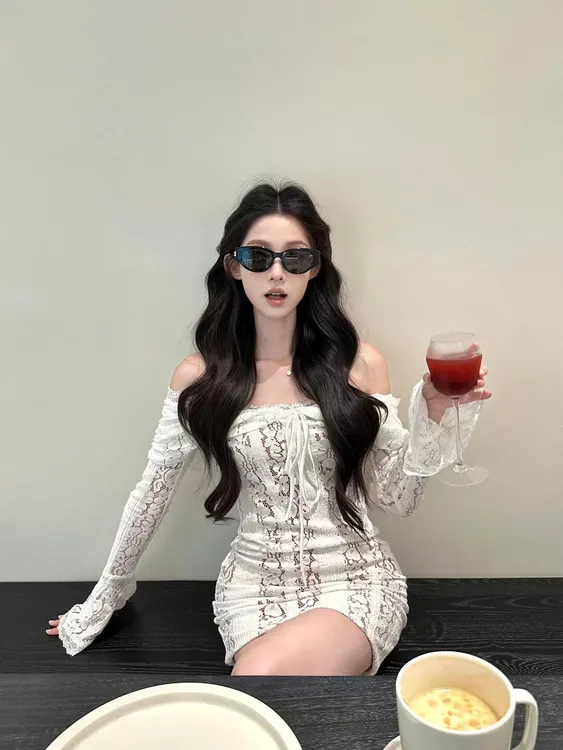 一字肩蕾丝拼接长袖连衣裙女春季白色修身短裙纯欲风收腰包臀裙子