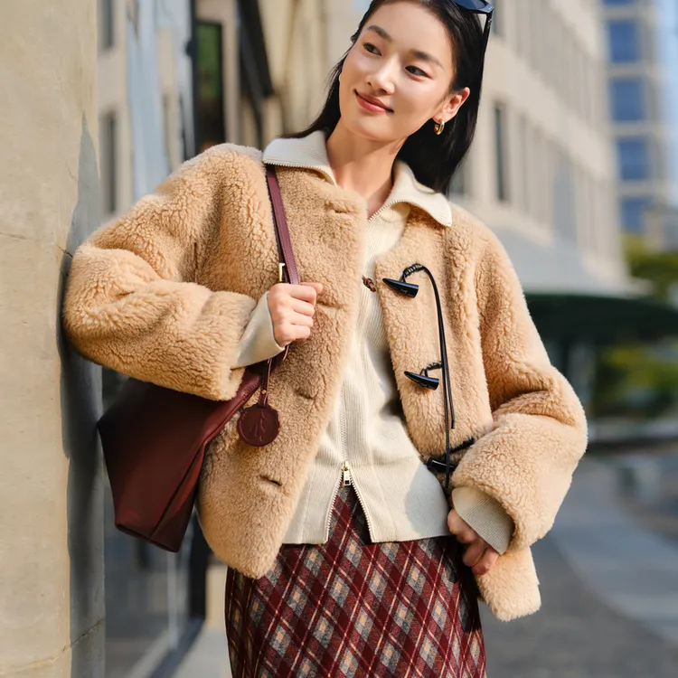 EP雅莹女装 绵羊毛圆领短款宽松毛呢外套 秋冬新款8106A