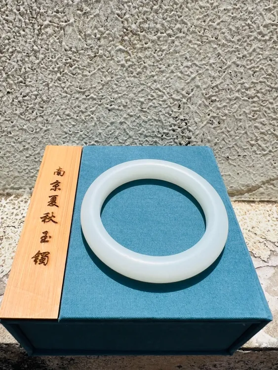 夏秋珠宝57.7mm新疆于田白玉羊脂白级收藏级品质女款平安镯