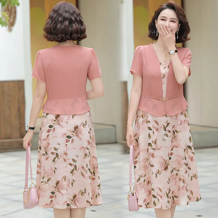 显年轻中年妈妈夏季连衣裙中老年女装夏季洋气宽松薄款