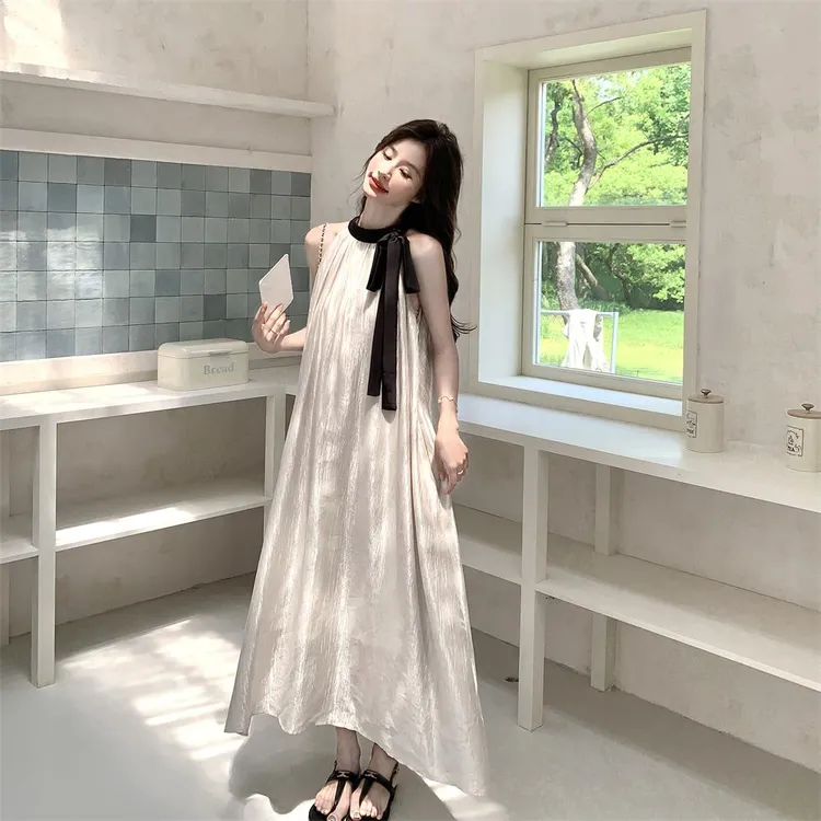 赫本风无袖连衣裙女夏2025新款法式浪漫挂脖背心长裙爆款流行减龄