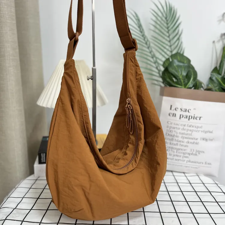 女学生大容量斜挎通勤包轻便休闲日常斜挎包女士单肩斜挎包饺子包