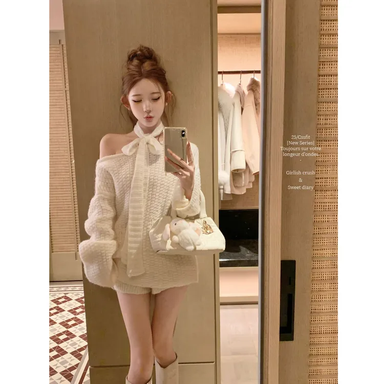 【云感包围】圣诞氛围感系带斜肩针织衫新款上衣配显瘦高腰短裤套装