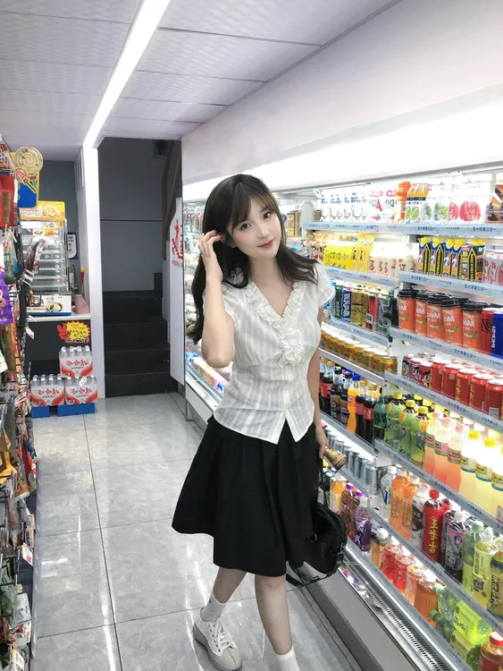 法式V领复古白色短袖衬衫女2025新款高级感荷叶边收腰显瘦上衣夏