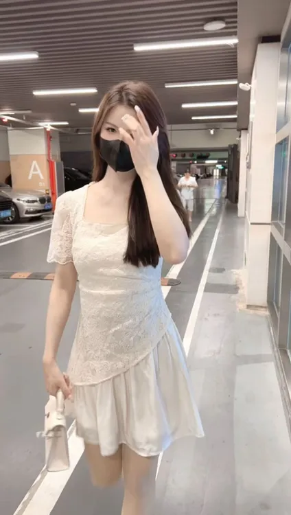 斜边蕾丝小个子气质蕾丝裙显瘦杏色高腰夏季法式泡泡袖方领设计感