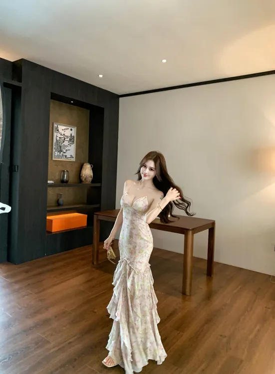 纯欲风碎花露背吊带连衣裙女夏季鱼尾裙修身收腰裙子度假包臀长裙