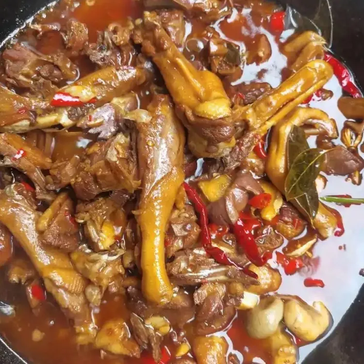 土鸭.生活在山村吃溪水里的鱼虾蛙长大的鸭子.嘎嘎香，真空发货。