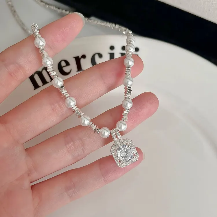 钛钢锆石项链 25新款超闪方糖珍珠碎银项链轻奢优雅甜美锁骨链