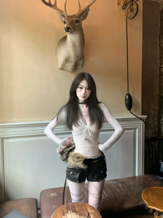 2025新款设计感收腰显瘦V领蝴蝶结蕾丝衫上衣搭配牛仔短裤两件套