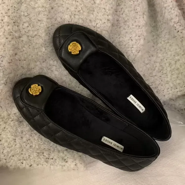 MUMIXI赫本风黑色小单鞋小香风气质圆头茶花扣浅口加绒玛丽珍鞋