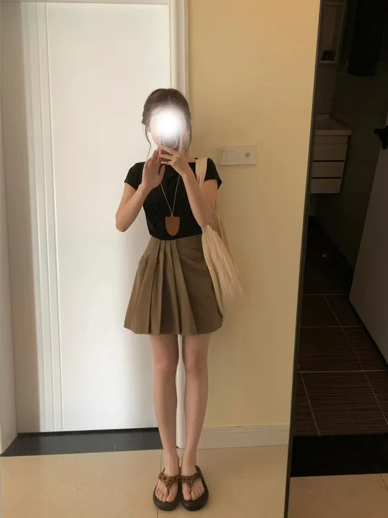 2025夏季新款韩系简约斜肩短袖上衣设计感百褶半身裙两件套