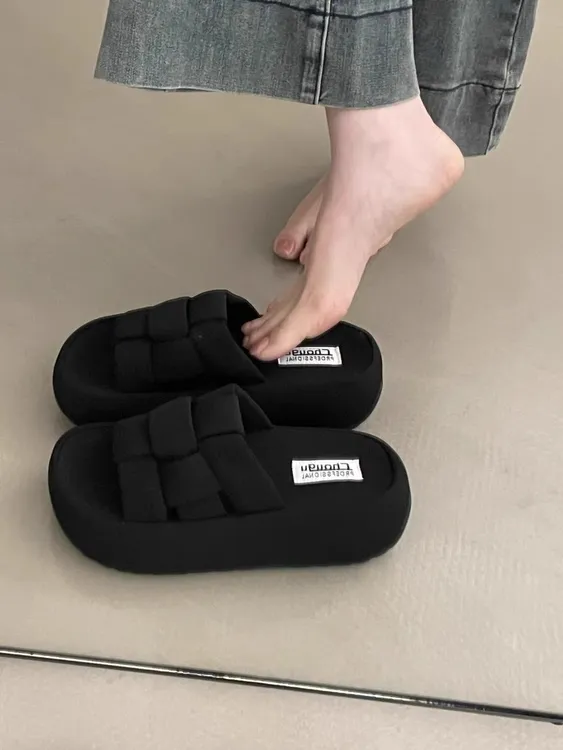 厚底增高黑色面包一字拖鞋女夏外穿2025新款超火配裙子沙滩凉拖鞋