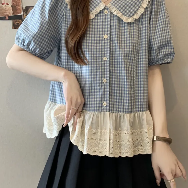 浅蓝色格子娃娃领短袖衬衫女2025夏季大码胖mm蕾丝下摆娃娃衫上衣