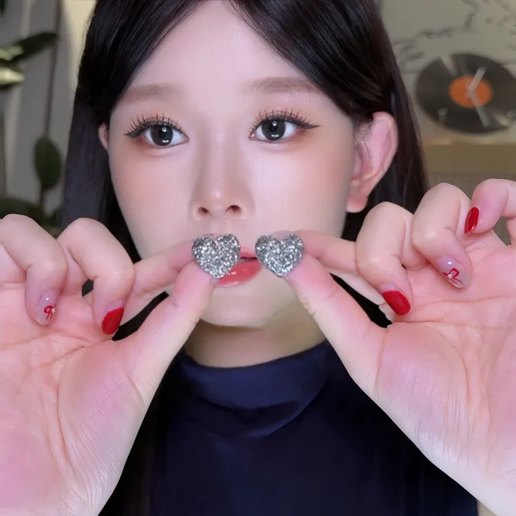 合金耳饰 高级感轻奢灰钻爱心耳钉新款爆款气质百搭耳环百搭款精