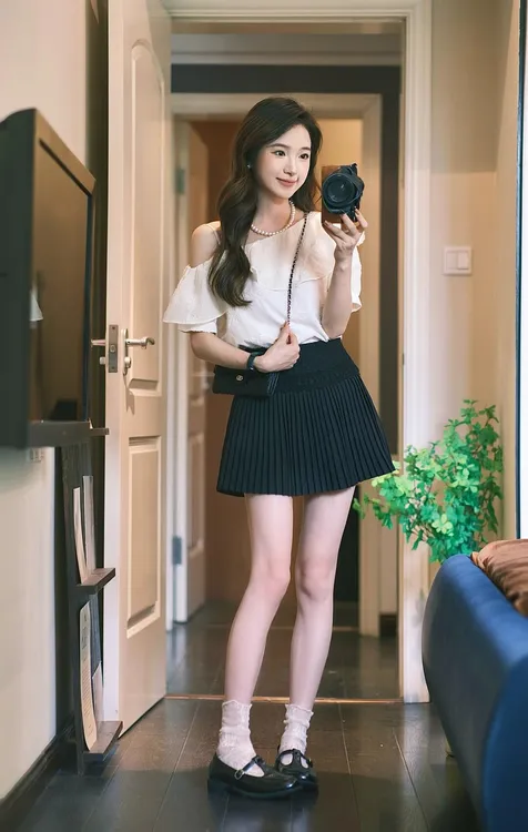 夏季新款洋气衣服女设计感时尚斜肩吊带温柔风气质上衣高腰短裙