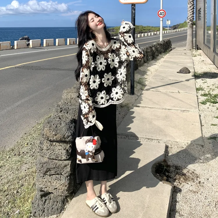 韩系早秋穿搭一整套黑色背心裙套装今年流行镂空花色罩衫两件套