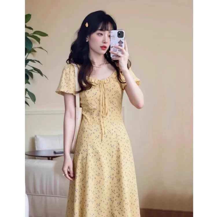 2025新款裙子法式复古小众设计感方领收腰显瘦泡泡袖碎花连衣裙