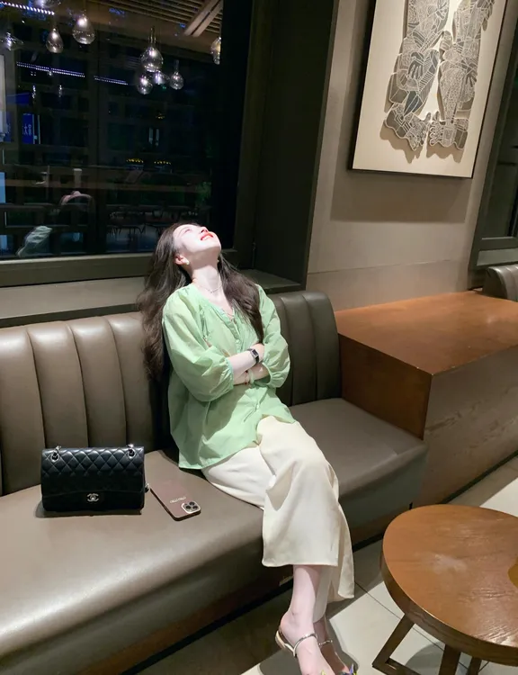 夏季新款洋气衣服女绿色修身百搭圆领衬衫轻薄防晒上衣宽松阔腿裤