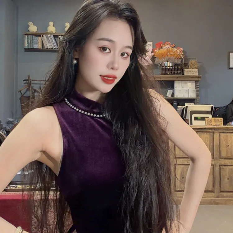 妍妍家高级感纯欲无袖气质连衣裙