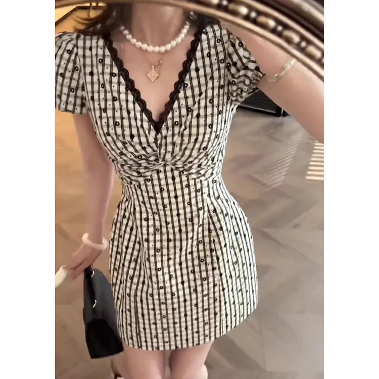 LACAH51340法式复古V领蕾丝花边短裙女夏季气质名媛掐腰显瘦大码