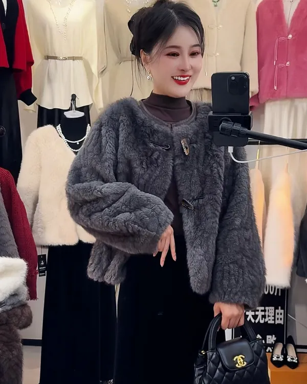 2025冬季新款小湖洋时尚马蹄袖冬季圆领花狐貂短款百搭短外套女