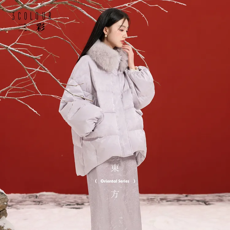三彩【烟光凝紫】2025冬季新款提花羽绒服狐狸毛领90白鸭绒外套C