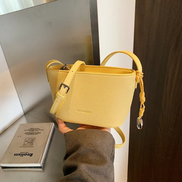 小众韩版时尚休闲单肩包女式2025新款潮搭小挎包通勤斜跨包水桶包