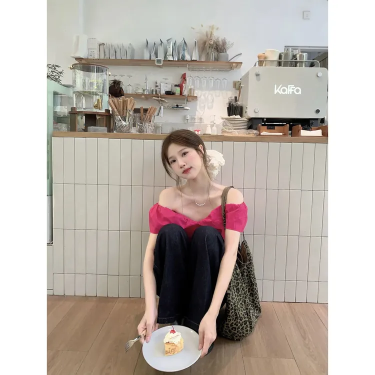 韩系一字肩短袖t恤女夏季设计感小众独特绝美小衫多巴胺露肩上衣